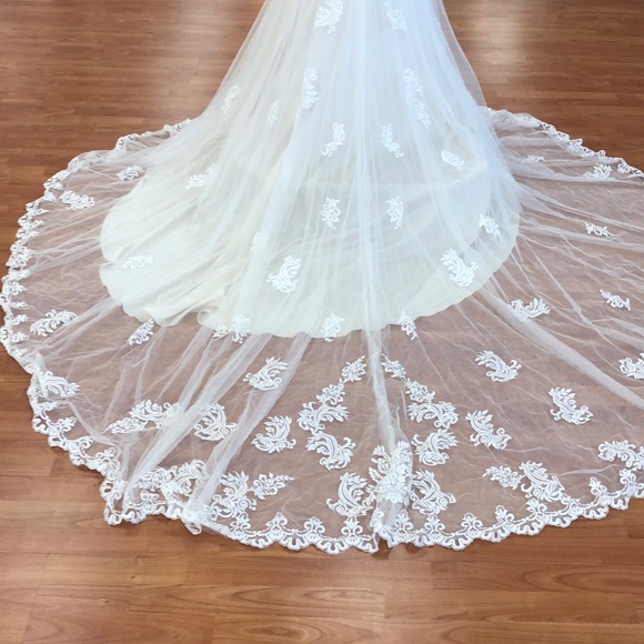 Ivory wedding gown with faux pearls, lace - Picture 6 of 7